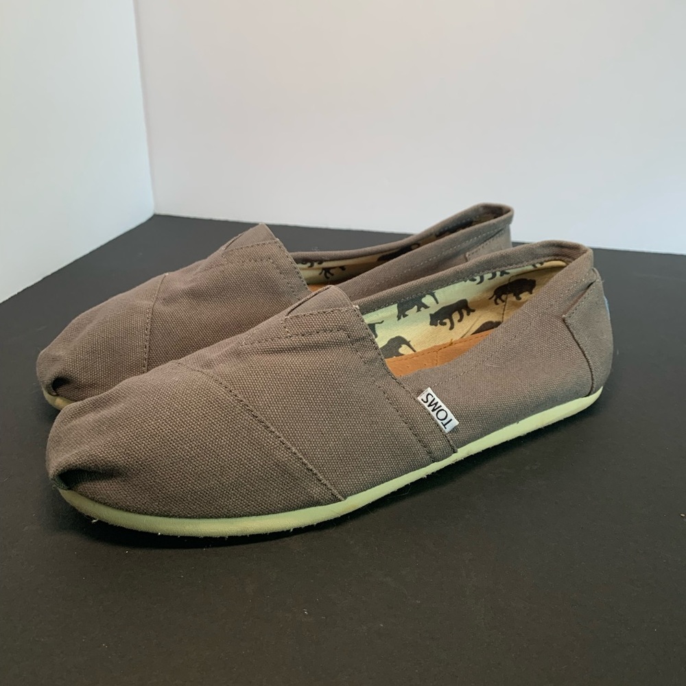 Mens Toms size 9